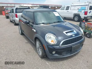 2008 MINI Hardtop S z VIN WMWMF73528TV34513, wystawiony jako IAAI lot #42505556 z przebiegiem 72 848 mil mil oraz . Historia ofert i sprzedaży dostępna na DreamBid. Obrazek 1.