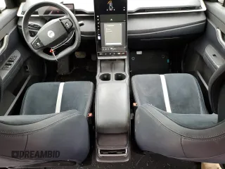 2023 Fisker Ocean One z VIN VCF1ZBU29PG003532, wystawiony jako Copart lot #82463444 z przebiegiem 13 922 mil mil oraz Szkody całkowita. Historia ofert i sprzedaży dostępna na DreamBid. Obrazek 8.