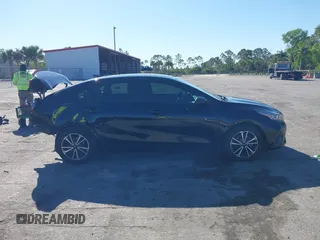 2023 Kia Forte LXS z VIN 3KPF24AD5PE554908, wystawiony jako IAAI lot #41781608 z przebiegiem 84 666 mil mil oraz . Historia ofert i sprzedaży dostępna na DreamBid. Obrazek 14.