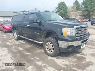 2011 GMC Sierra 2500HD Work Truck z VIN 1GT22ZC82BZ459036, wystawiony jako IAAI lot #42126973 z przebiegiem 122 296 mil mil oraz . Historia ofert i sprzedaży dostępna na DreamBid. Obrazek 1.