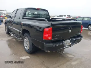 2005 Dodge Dakota SLT z VIN 1D7HE48N05S304121, wystawiony jako IAAI lot #42165773 z przebiegiem 192 886 mil mil oraz . Historia ofert i sprzedaży dostępna na DreamBid. Obrazek 3.