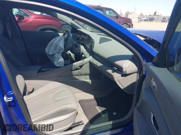 2024 Hyundai Elantra SEL z VIN KMHLS4DG3RU727771, wystawiony jako IAAI lot #42491600 z przebiegiem 5 510 mil mil oraz . Historia ofert i sprzedaży dostępna na DreamBid. Obrazek 5.