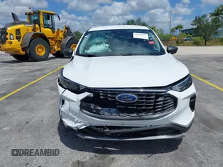 2025 Ford Escape Active z VIN 1FMCU0GN4SUA57229, wystawiony jako IAAI lot #42122877 z przebiegiem 6 119 mil mil oraz . Historia ofert i sprzedaży dostępna na DreamBid. Obrazek 6.