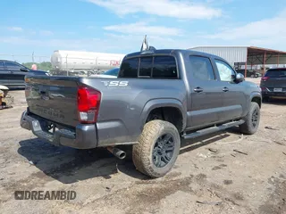 2022 Toyota Tacoma SR z VIN 3TYAX5GN5NT046897, wystawiony jako IAAI lot #42253604 z przebiegiem 69 246 mil mil oraz . Historia ofert i sprzedaży dostępna na DreamBid. Obrazek 4.