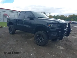 2022 Ram 1500 Big Horn z VIN 1C6SRFBT2NN206382, wystawiony jako IAAI lot #40603033 z przebiegiem 40 881 mil mil oraz . Historia ofert i sprzedaży dostępna na DreamBid. Obrazek 1.