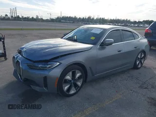 2024 BMW i4 eDrive35 z VIN WBY43AW00RFT13208, wystawiony jako IAAI lot #41191478 z przebiegiem 9 638 mil mil oraz . Historia ofert i sprzedaży dostępna na DreamBid. Obrazek 2.