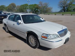2003 Lincoln Town Car Signature z VIN 1LNHM82W03Y614572, wystawiony jako IAAI lot #42221572 z przebiegiem 170 762 mil mil oraz . Historia ofert i sprzedaży dostępna na DreamBid. Obrazek 1.