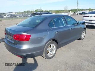 2013 Volkswagen Jetta TDI w/Premium z VIN 3VWLL7AJ6DM291317, wystawiony jako IAAI lot #42091621 z przebiegiem 169 448 mil mil oraz . Historia ofert i sprzedaży dostępna na DreamBid. Obrazek 4.