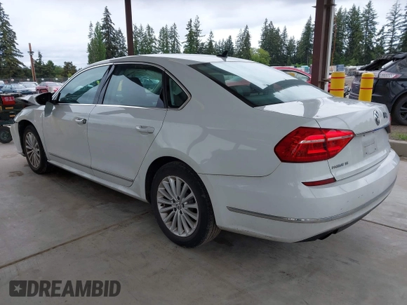 2016 Volkswagen Passat SE z VIN 1VWBT7A32GC057162, wystawiony jako IAAI lot #42287908 z przebiegiem 32 127 mil mil oraz . Historia ofert i sprzedaży dostępna na DreamBid. Obrazek 3.
