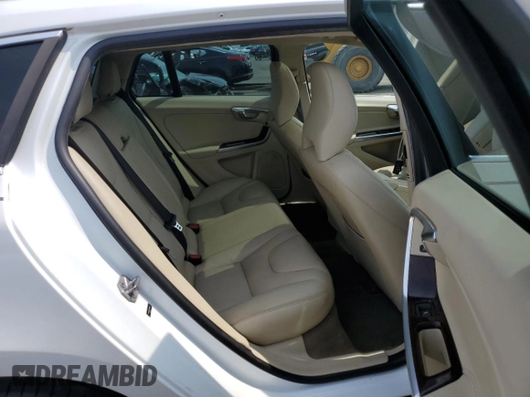 2015 Volvo V60 z VIN YV1612SD5F1202932, wystawiony jako Copart lot #56551523 z przebiegiem 83 417 mil mil oraz . Historia ofert i sprzedaży dostępna na DreamBid. Obrazek 10.
