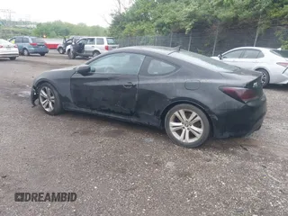 2010 Hyundai Genesis Coupe z VIN KMHHT6KD7AU028056, wystawiony jako IAAI lot #42237317 z przebiegiem 186 617 mil mil oraz . Historia ofert i sprzedaży dostępna na DreamBid. Obrazek 3.