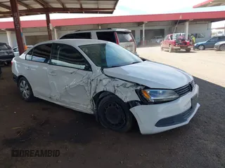 2014 Volkswagen Jetta S z VIN 3VW2K7AJ7EM389255, wystawiony jako IAAI lot #42087692 z przebiegiem 134 258 mil mil oraz . Historia ofert i sprzedaży dostępna na DreamBid. Obrazek 1.