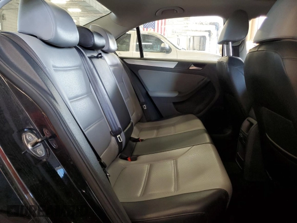 2014 Volkswagen Jetta Hybrid SE z VIN 3VW637AJ2EM288509, wystawiony jako Copart lot #61716065 z przebiegiem 116 461 mil mil oraz Czysty tytuł • Clean title. Historia ofert i sprzedaży dostępna na DreamBid. Obrazek 10.