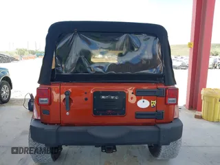 2014 Jeep Wrangler Unlimited Sahara z VIN 1C4BJWEG1EL209431, wystawiony jako IAAI lot #42325022 z przebiegiem 64 529 mil mil oraz . Historia ofert i sprzedaży dostępna na DreamBid. Obrazek 16.