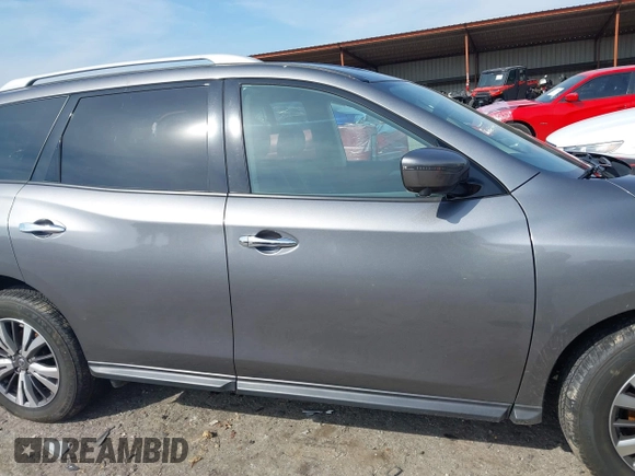 2019 Nissan Pathfinder S z VIN 5N1DR2MN5KC642848, wystawiony jako IAAI lot #41796336 z przebiegiem 69 783 mil mil oraz . Historia ofert i sprzedaży dostępna na DreamBid. Obrazek 14.