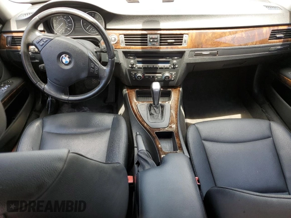 2009 BMW 3 Series 328i z VIN WBAPH57569NM34006, wystawiony jako Copart lot #56855315 z przebiegiem 146 045 mil mil oraz Czysty tytuł • Clean title. Historia ofert i sprzedaży dostępna na DreamBid. Obrazek 8.