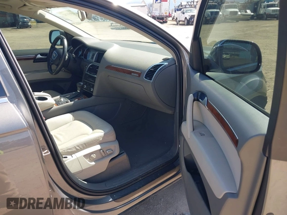 2014 Audi Q7 Premium Plus z VIN WA1LMAFE7ED018628, wystawiony jako IAAI lot #41955702 z przebiegiem 134 641 mil mil oraz . Historia ofert i sprzedaży dostępna na DreamBid. Obrazek 5.