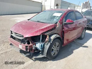 2012 Chevrolet Sonic LT z VIN 1G1JC5SHXC4113696, wystawiony jako IAAI lot #41843938 z przebiegiem 102 111 mil mil oraz . Historia ofert i sprzedaży dostępna na DreamBid. Obrazek 2.