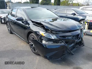 2018 Toyota Camry LE z VIN 4T1B11HK2JU002873, wystawiony jako IAAI lot #41637537 z przebiegiem 136 950 mil mil oraz . Historia ofert i sprzedaży dostępna na DreamBid. Obrazek 1.