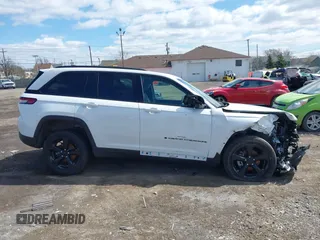 2023 Jeep Grand Cherokee Laredo z VIN 1C4RJHAG9PC640845, wystawiony jako IAAI lot #41991471 z przebiegiem 48 653 mil mil oraz . Historia ofert i sprzedaży dostępna na DreamBid. Obrazek 14.
