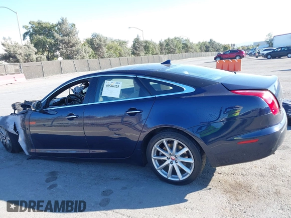 2015 Jaguar XJ with VIN SAJWA1CZ8F8V82299, listed as a IAAI auction lot 40586325 with 1 mi miles. Bid and sale history available at carsss.com. Image 13.