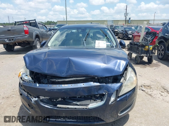 2013 Volvo S60 T5 Premier z VIN YV1612FS3D2190263, wystawiony jako IAAI lot #42227011 z przebiegiem 158 369 mil mil oraz . Historia ofert i sprzedaży dostępna na DreamBid. Obrazek 12.