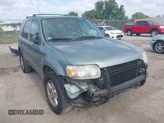2007 Ford Escape XLT with VIN 1FMYU03187KA16422, listed as a IAAI auction lot 42168052 with 189,757 mi miles. Bid and sale history available at carsss.com. Image 1.