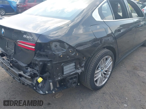 2024 BMW 5 Series 530i с VIN WBA43FJ03RCS39433, выставлен на аукционе IAAI как лот 42396985 с пробегом 2 327 миль миль и . История ставок и продаж доступна на DreamBid. Изображение 17.