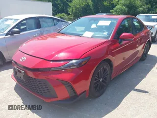 2025 Toyota Camry LE z VIN 4T1DAACK9SU100106, wystawiony jako IAAI lot #42390449 z przebiegiem 8 343 mil mil oraz . Historia ofert i sprzedaży dostępna na DreamBid. Obrazek 2.
