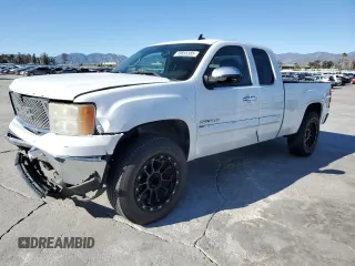 2013 GMC Sierra 1500 SLE z VIN 1GTR1VE00DZ203093, wystawiony jako Copart lot #49855385 z przebiegiem 227 476 mil mil oraz Szkoda całkowita • Salvage title. Historia ofert i sprzedaży dostępna na DreamBid. Obrazek 1.