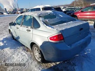 2009 Ford Focus SE z VIN 1FAHP35N79W262568, wystawiony jako IAAI lot #41288346 z przebiegiem 138 902 mil mil oraz . Historia ofert i sprzedaży dostępna na DreamBid. Obrazek 3.