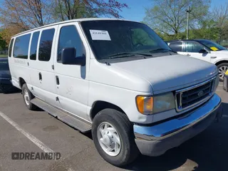 2003 Ford Econoline Passenger XL with VIN 1FBSS31LX3HA18982, listed as a IAAI auction lot 42149360 with 196,201 mi miles. Bid and sale history available at carsss.com. Image 1.