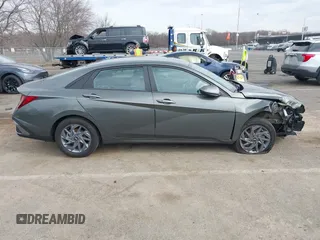 2024 Hyundai Elantra SEL z VIN KMHLM4DG9RU784034, wystawiony jako IAAI lot #41768840 z przebiegiem 8 606 mil mil oraz . Historia ofert i sprzedaży dostępna na DreamBid. Obrazek 13.