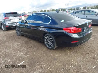 2018 BMW 5 Series 530i z VIN WBAJA5C54JWA38285, wystawiony jako IAAI lot #41390399 z przebiegiem 74 840 mil mil oraz . Historia ofert i sprzedaży dostępna na DreamBid. Obrazek 3.