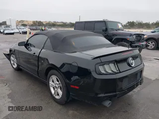 2014 Ford Mustang V6 z VIN 1ZVBP8EM2E5330955, wystawiony jako IAAI lot #41567236 z przebiegiem 17 365 mil mil oraz . Historia ofert i sprzedaży dostępna na DreamBid. Obrazek 3.