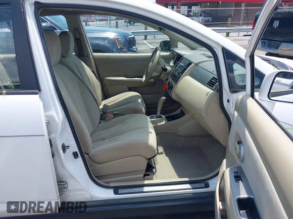 2010 Nissan Versa SL z VIN 3N1BC1CP3AL445757, wystawiony jako IAAI lot #42663321 z przebiegiem 186 076 mil mil oraz . Historia ofert i sprzedaży dostępna na DreamBid. Obrazek 5.