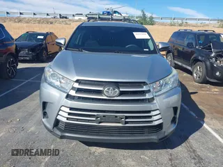 2018 Toyota Highlander LE z VIN 5TDZZRFH1JS287507, wystawiony jako IAAI lot #41615820 z przebiegiem 71 232 mil mil oraz . Historia ofert i sprzedaży dostępna na DreamBid. Obrazek 12.
