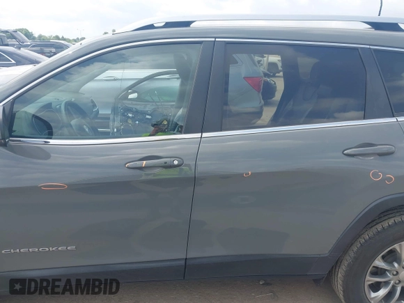 2020 Jeep Cherokee Latitude Plus z VIN 1C4PJMLBXLD568074, wystawiony jako IAAI lot #42164034 z przebiegiem 75 448 mil mil oraz . Historia ofert i sprzedaży dostępna na DreamBid. Obrazek 15.