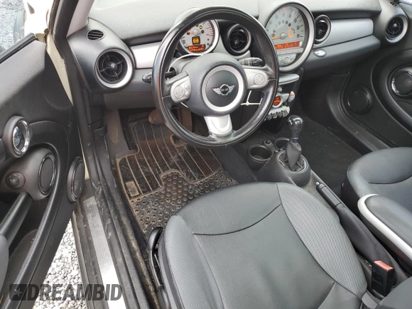 2010 MINI Clubman z VIN WMWML3C55ATX38164, wystawiony jako Copart lot #87336264 z przebiegiem 127 934 mil mil oraz Czysty tytuł • Clean title. Historia ofert i sprzedaży dostępna na DreamBid. Obrazek 8.