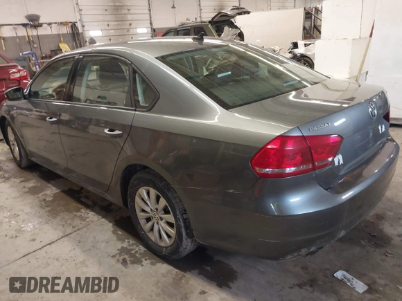 2014 Volkswagen Passat Wolfsburg Edition z VIN 1VWAT7A31EC080098, wystawiony jako IAAI lot #41719111 z przebiegiem 166 828 mil mil oraz . Historia ofert i sprzedaży dostępna na DreamBid. Obrazek 3.