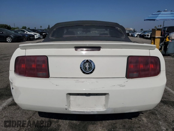 2007 Ford Mustang Deluxe z VIN 1ZVFT84NX75272930, wystawiony jako Copart lot #61072165 z przebiegiem 137 513 mil mil oraz Szkoda całkowita • Salvage title. Historia ofert i sprzedaży dostępna na DreamBid. Obrazek 6.