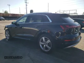 2019 Audi e-tron Premium Plus z VIN WA1LAAGEXKB011980, wystawiony jako Copart lot #44631595 z przebiegiem 68 699 mil mil oraz Szkoda całkowita • Salvage title. Historia ofert i sprzedaży dostępna na DreamBid. Obrazek 2.