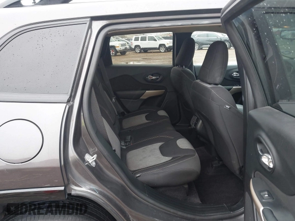 2018 Jeep Cherokee Latitude with VIN 1C4PJLCB6JD588989, listed as a IAAI auction lot 41319570 with 71,333 mi miles. Bid and sale history available at carsss.com. Image 8.