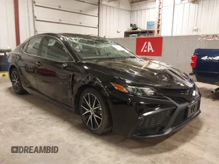 2023 Toyota Camry SE z VIN 4T1G11AK5PU077849, wystawiony jako IAAI lot #42210826 z przebiegiem 45 680 mil mil oraz . Historia ofert i sprzedaży dostępna na DreamBid. Obrazek 1.