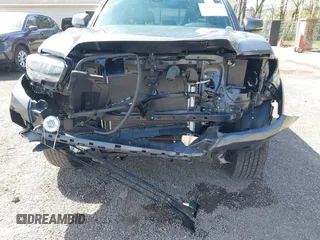 2022 Toyota Tacoma SR5 z VIN 3TMDZ5BN7NM140340, wystawiony jako IAAI lot #42060227 z przebiegiem 25 992 mil mil oraz . Historia ofert i sprzedaży dostępna na DreamBid. Obrazek 6.