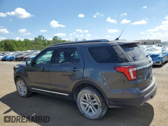2018 Ford Explorer XLT z VIN 1FM5K8D88JGB08353, wystawiony jako Copart lot #56324765 z przebiegiem 140 716 mil mil oraz Szkoda całkowita • Salvage title. Historia ofert i sprzedaży dostępna na DreamBid. Obrazek 2.