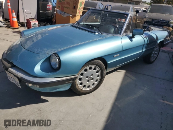 1989 Alfa Romeo Spider z VIN ZARBA5587K1066209, wystawiony jako Copart lot #77166704 z przebiegiem 98 255 mil mil oraz Szkoda całkowita • Salvage title. Historia ofert i sprzedaży dostępna na DreamBid. Obrazek 2.