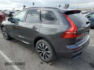 2025 Volvo XC60 Core z VIN YV4M12RJ9S1053702, wystawiony jako Copart lot #51468455 z przebiegiem Nie podano mil oraz Szkoda całkowita • Salvage title. Historia ofert i sprzedaży dostępna na DreamBid. Obrazek 2.
