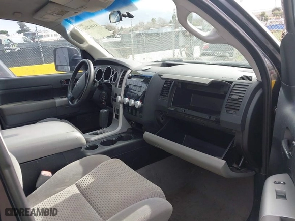 2007 Toyota Tundra SR5 with VIN 5TBRV541X7S450201, listed as a IAAI auction lot 41467261 with 261,614 mi miles. Bid and sale history available at carsss.com. Image 5.