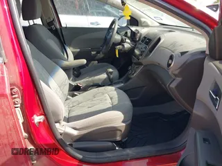 2012 Chevrolet Sonic LT z VIN 1G1JC5SHXC4113696, wystawiony jako IAAI lot #41843938 z przebiegiem 102 111 mil mil oraz . Historia ofert i sprzedaży dostępna na DreamBid. Obrazek 5.
